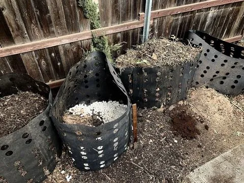 Deretan wadah kompos di sebuah kebun komunitas.