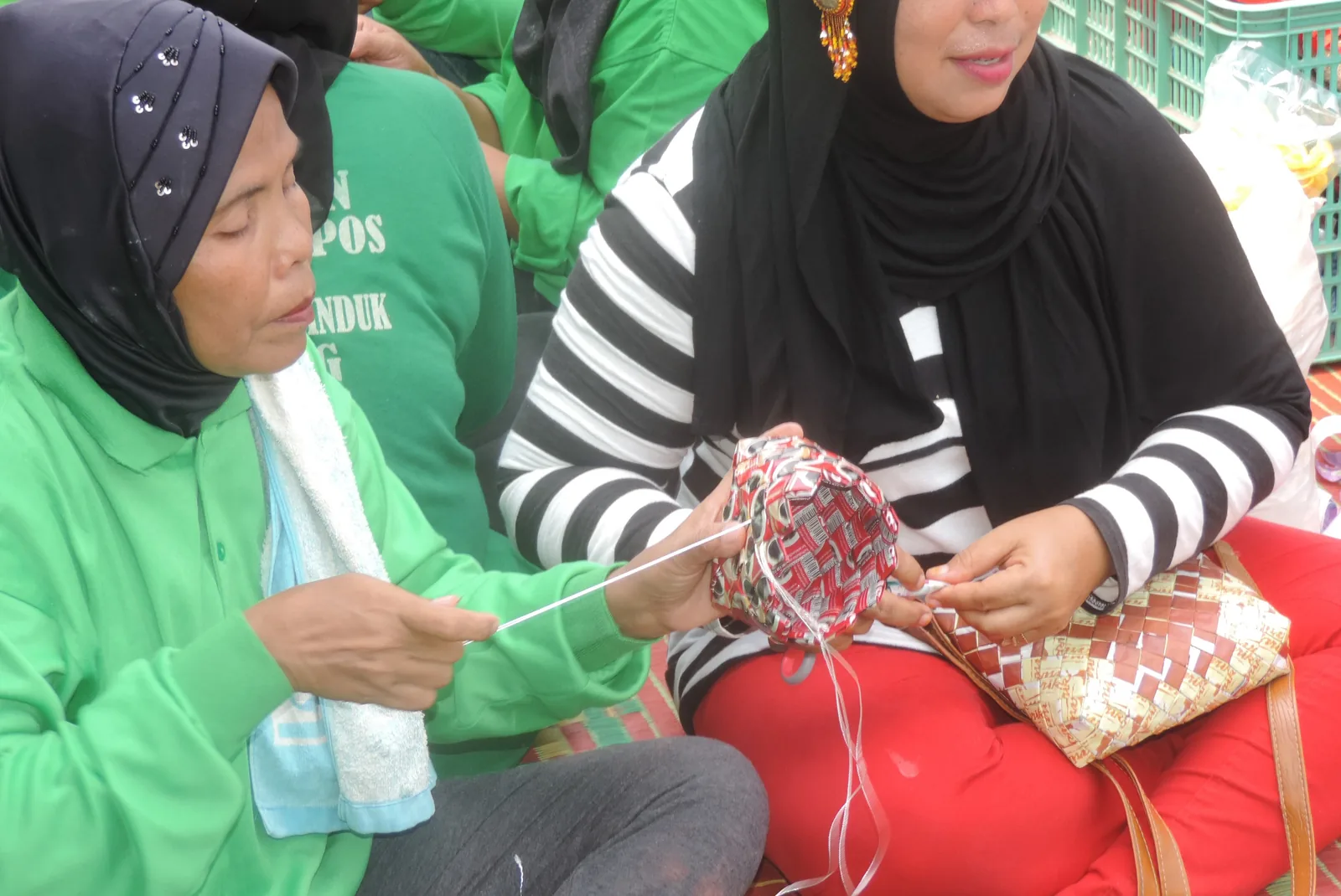 Para ibu di pesisir Sumatra Utara membuat kerajinan tangan dari bekas kemasan.