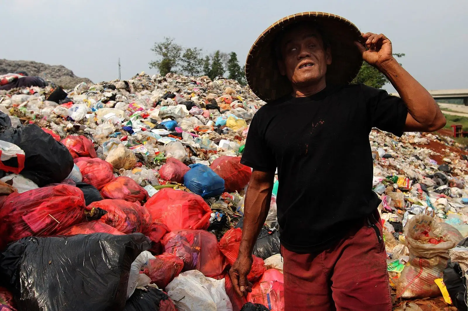 Potret seorang pekerja pemulung di tempat pembuangan akhir.